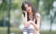 关于足球场上女性运动员的激情拼搏唤起狂热的信息
